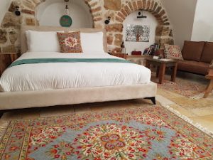 CARPETISM - שטיחי צמר מרהיבים וססגוניים במיוחד בעבודת יד מחבל קשמיר שטיח בחדר השינה צילום מעמוד הפייסבוק של קרפיטזם