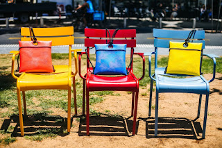 Hampibag התיקים האופנתיים, החדשניים והטבעוניים של המותג. 3 תיקים על 3 כסאות. תמונה מעמוד הפייסבוק של החברה
