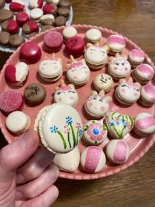 סדנאות אפייה של עוגצ'קה - ליבנת גוטליב עוגיות מקרון ורודות צילום מתוך עמוד הפייסבוק של עוגצ'קה