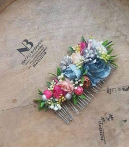 תכשיטים מעוצבים עם פרחים מסרקייה כפולה צילום נטלי בשן