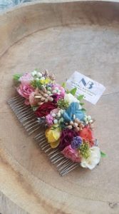 תכשיטים מעוצבים עם פרחים מסרקייה פרחונית צילום נטלי בשן
