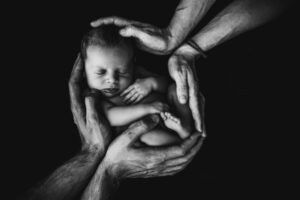תינוק בן יומו, צילום  Isaac Quesada אתר UNSPLASH