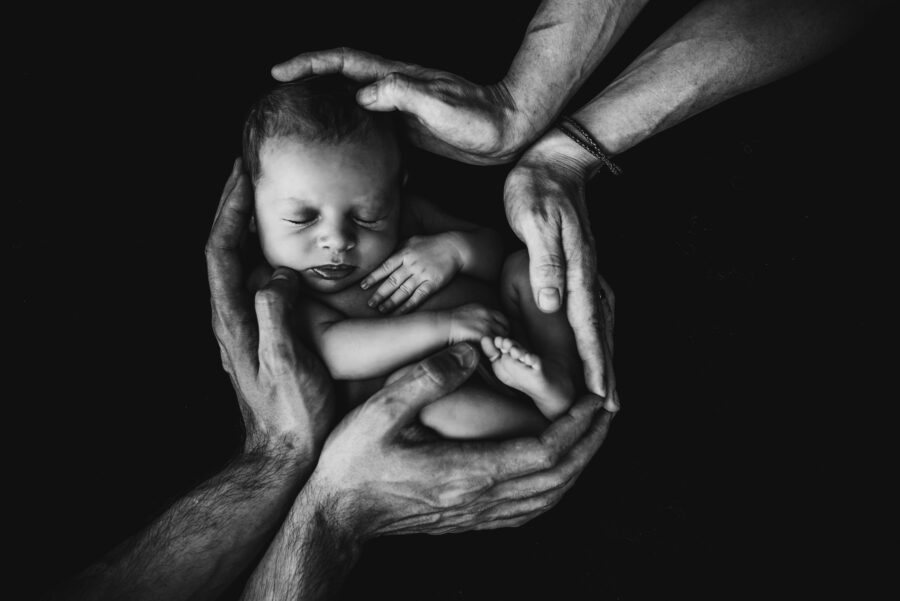 תינוק בן יומו, צילום Isaac Quesada אתר UNSPLASH