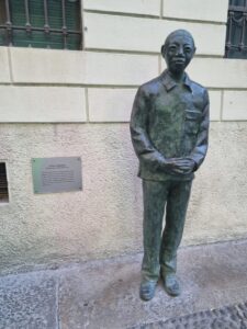 ברחוב צדדי עומד פסלו של נלסון מנדלה, צילום: ליבי ברגמן