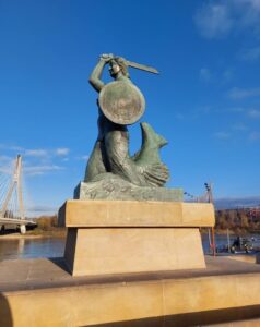 פסל בתולת הים השומרת על העיר ,נמצא במרק הליכה ממוזיאון קופרניקוס למדע. צילום ליבי ברגמן