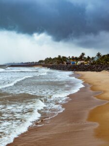 חוף ים ב - Pondicherry, הודו צילום: Abhinav מאתר UNSPLASH