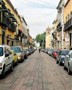 רחוב בעיר Querétaro במקסיקו, צילום Carl Campbell מאתר UNSPALSH