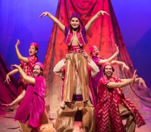 תלבושות וריקודים ססגוניים בשיר הפתיחה, צילום מתוך אתר תיאטרון אורנה פורת 
