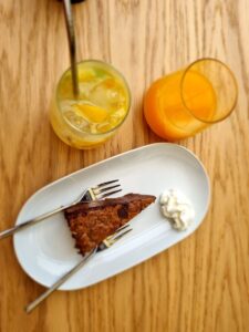 מיץ תפוזים, לימונדה ועוגת שוקולד ללא קמח, צילום ליבי ברגמן
