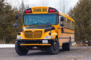 כבר לא צריך להסיע לבית הספר, יש אוטובוס צהוב! צילום maximilian simson מאתר UNSPLASH