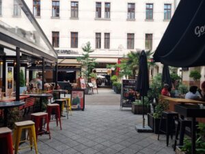 שפע מסעדות ב - Gozsdu Court בבודפשט, צילום ליבי ברגמן