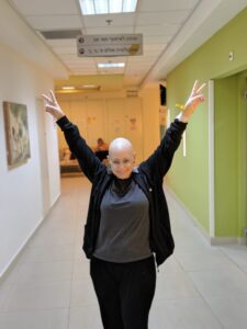 דנה חוגגת את טיפול הכימותרפיה האחרון שלה. צילום מתוך אלבום פרטי